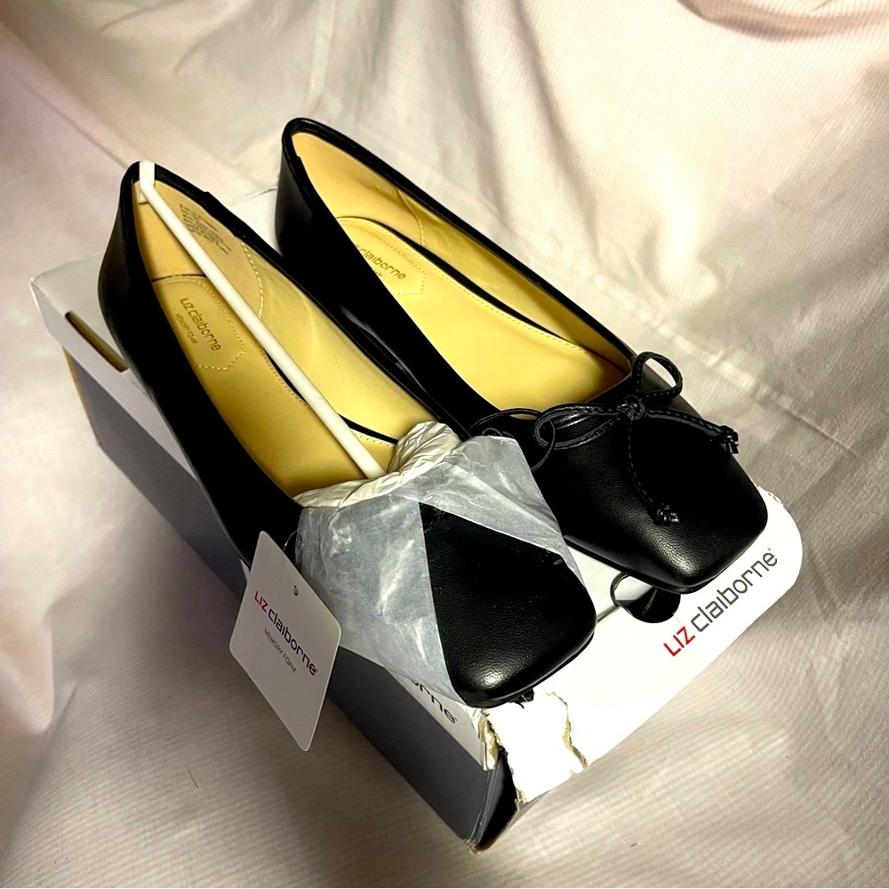 NWT!! Liz Claiborne Black Memory Foam Flats size 8.5